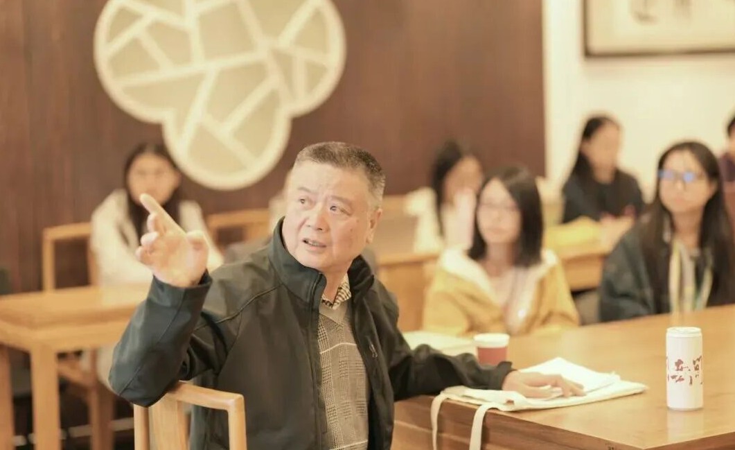 10.29古龙文化研究进校园 | 汤哲声华东师大讲授《古龙小说的创新与价值评估》